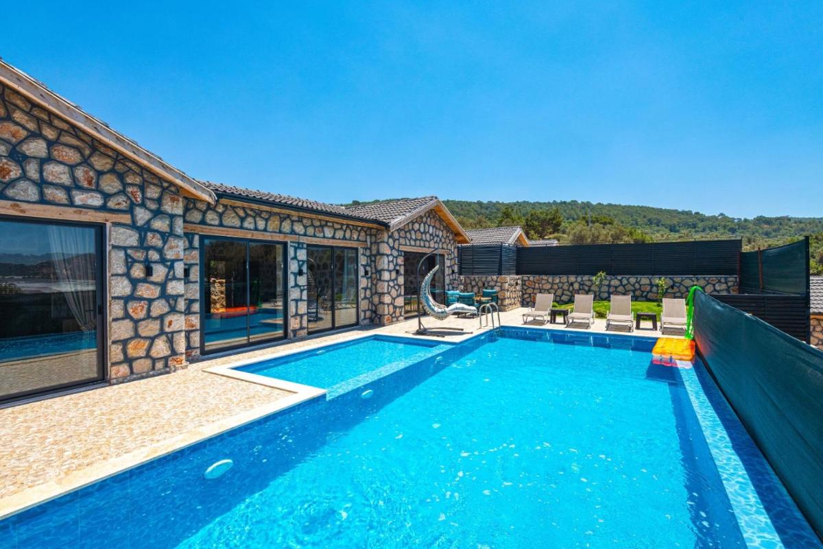 Kalkan'da 2 Yatak Odalı Jakuzili Villa-Villa Seabird - image 6