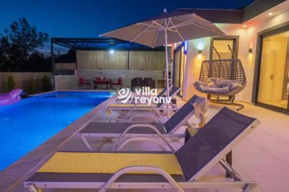 Tutku - 3 bedroom Secluded Private Villa with Jacuzzi in Kalkan - image 2