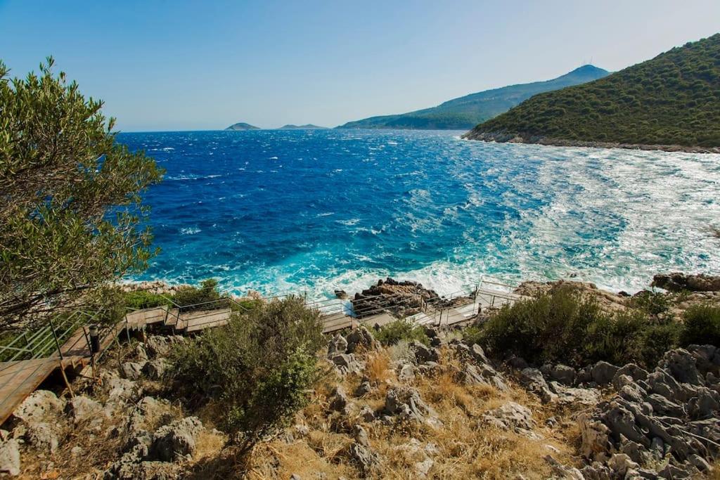 Kalkan'da Denize Sıfır Özel Plaj ve İskeleli Villa - image 2