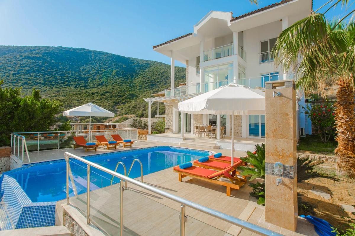 Kalkan'da Denize Sıfır Geniş Lüks Villa-Özel Plaj - main image