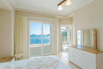 Kalkan'da Denize Sıfır Geniş Lüks Villa-Özel Plaj - image 11