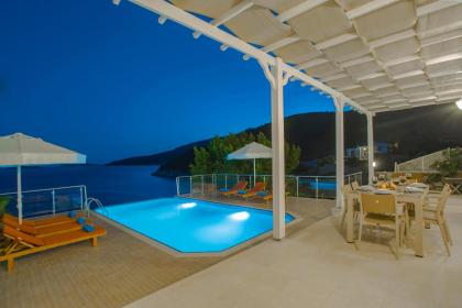 Kalkan'da Denize Sıfır Geniş Lüks Villa-Özel Plaj - image 19