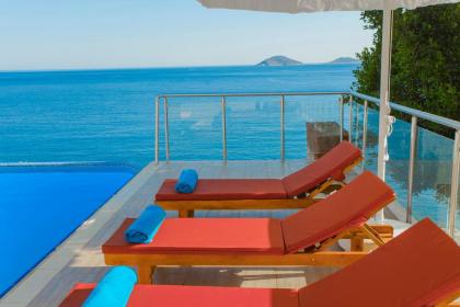 Kalkan'da Denize Sıfır Geniş Lüks Villa-Özel Plaj - image 3