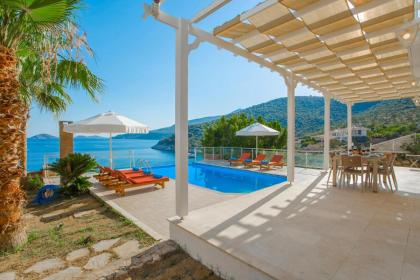 Kalkan'da Denize Sıfır Geniş Lüks Villa-Özel Plaj - image 6