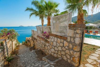 Kalkan'da Denize Sıfır Geniş Lüks Villa-Özel Plaj - image 7