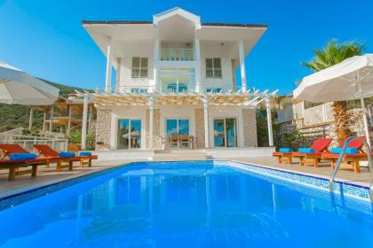 Kalkan'da Denize Sıfır Geniş Lüks Villa-Özel Plaj - image 9